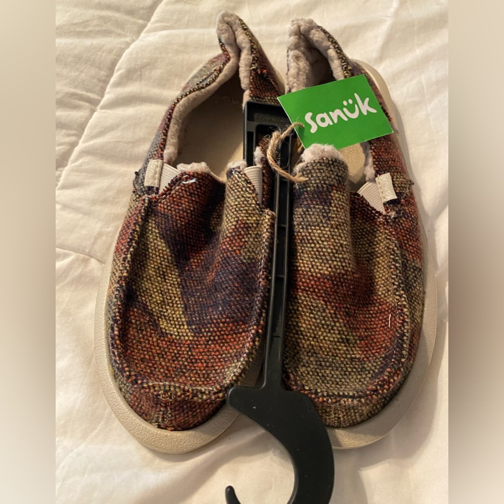 Women’s Camo slip ons, have like a soft wool like lining very comfortable!